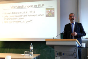 Dr. Ralph von Kiedrowski berichtete von schwierigen Gesprächen mit einzelnen Krankenkassen einen Versorgungsvertrag zu verhandeln