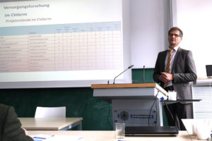Dr. Klaus Strömer (links) stellte in seinem Beitrag die Versorgungslage für Psoriatiker im europäischen Vergleich in den Fokus.