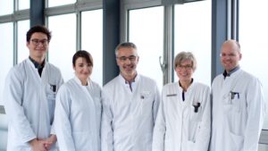 Das Ärzteteam des Psoriasis-Zentrums Kiel blickt auf zehn Jahre erfolgreiche Arbeit zurück: (v. l.) Kaspar Torz, Dr. Kirsten Steinz, Prof. Ulrich Mrowietz, Prof. Regine Gläser, PD Dr. Sascha Gerdes - © Psoriasis-Zentrum Kiel