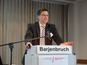 „Wir haben ein gutes Paket vereinbart, damit sinkt die Regressgefahr deutlich“: KV Niedersachsen-Chef Mark Barjenbruch stellte den Kern der neuen Arzneimittelverordnung vor, die ab 2017 gelten soll.