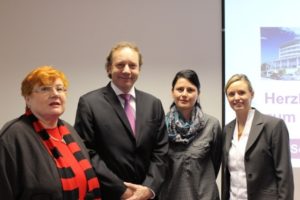 © Tom Koch / Harzklinikum Das Referententeam des Patientenseminars (v.l.): Helene Ball, Vorstandsmitglied des DPB, Prof. Wolfgang Harth, erster Vorsitzender des Arbeitskreises Psychosomatische Dermatologie, Oberärztin Christiane Schreck, PsoNet-Harz-Sprecherin, und Dr. Nadine Franzke von der Hautklinik des Harzklinikums Dorothea Christiane Erxleben 
