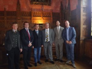 Referierten in adeliger Umgebung (v.l.): Dr. Hartmut Ständer, leitender Arzt der Praxis für Dermatologie im Paulinenkrankenhaus, IVDP-Leiter Prof. Matthias Augustin, Rheumatologe Dr. Thomas Dürdoth, Rheumatologe Dr. Patrick Wurth, Dr. Athanasios Tsianakas von der Universitätshautklinik Münster und Dr. Ansgar Weyergraf, Chefarzt der Klinik für Dermatologie und Allergologie der Fachklinik Bad Bentheim. Foto: © PsoNet Osnabrück
