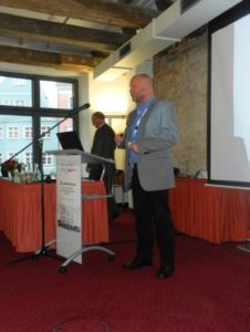 © Dr. Raimund Paech BU: Dr. Raimund Paech hatte überwiegend gute Nachrichten zu berichten. Allerdings wurde ein geplantes Projekt für mehr Bewegung auf Eis gelegt, da sich die Psoriasis-Patienten nicht dafür interessierten.